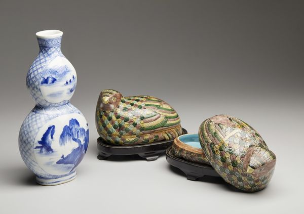 Arte Cinese : Coppia di scatole in porcellana e vaso Cina, XIX-XX secolo  - Asta Asta 373 | ARTE ORIENTALE E ISLAMICA - ARTE ORIENALE E WUNDERKAMMER Online - Associazione Nazionale - Case d'Asta italiane