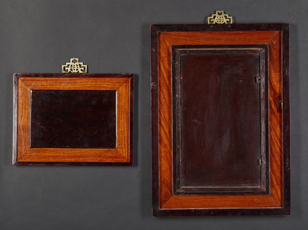 Arte Cinese : Due placche in porcellana policroma entro cornice in legno pregiato Cina, periodo Repubblica  - Asta Asta 373 | ARTE ORIENTALE E ISLAMICA - ARTE ORIENALE E WUNDERKAMMER Online - Associazione Nazionale - Case d'Asta italiane