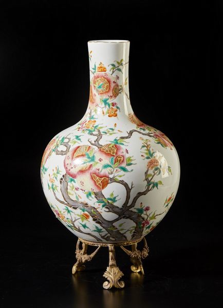 Arte Cinese : Vaso tianchuping decorato con pesche  Cina, inizio XX secolo  - Asta Asta 373 | ARTE ORIENTALE E ISLAMICA - ARTE ORIENALE E WUNDERKAMMER Online - Associazione Nazionale - Case d'Asta italiane