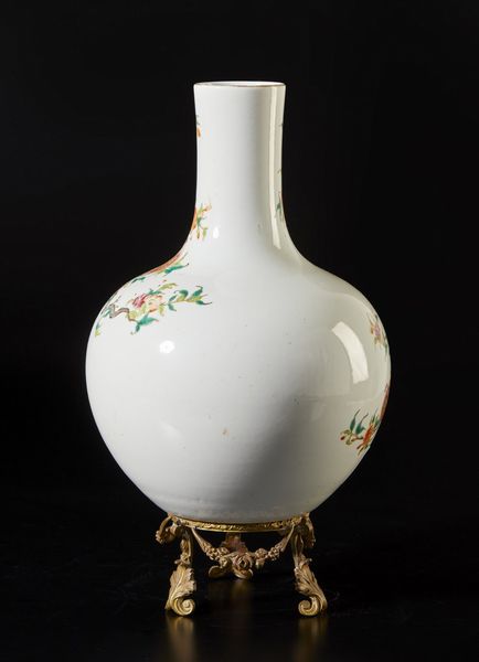 Arte Cinese : Vaso tianchuping decorato con pesche  Cina, inizio XX secolo  - Asta Asta 373 | ARTE ORIENTALE E ISLAMICA - ARTE ORIENALE E WUNDERKAMMER Online - Associazione Nazionale - Case d'Asta italiane