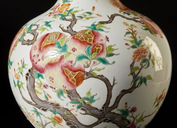 Arte Cinese : Vaso tianchuping decorato con pesche  Cina, inizio XX secolo  - Asta Asta 373 | ARTE ORIENTALE E ISLAMICA - ARTE ORIENALE E WUNDERKAMMER Online - Associazione Nazionale - Case d'Asta italiane