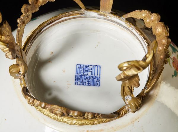 Arte Cinese : Vaso tianchuping decorato con pesche  Cina, inizio XX secolo  - Asta Asta 373 | ARTE ORIENTALE E ISLAMICA - ARTE ORIENALE E WUNDERKAMMER Online - Associazione Nazionale - Case d'Asta italiane