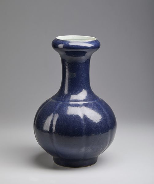 Arte Cinese : Grande vaso monocromo blu a testa d'aglio  Cina, dinastia Qing, XIX secolo  - Asta Asta 373 | ARTE ORIENTALE E ISLAMICA - ARTE ORIENALE E WUNDERKAMMER Online - Associazione Nazionale - Case d'Asta italiane