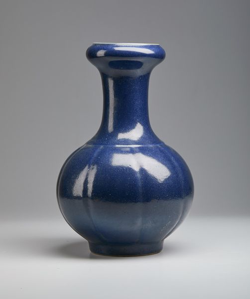 Arte Cinese : Grande vaso monocromo blu a testa d'aglio  Cina, dinastia Qing, XIX secolo  - Asta Asta 373 | ARTE ORIENTALE E ISLAMICA - ARTE ORIENALE E WUNDERKAMMER Online - Associazione Nazionale - Case d'Asta italiane