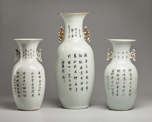 Arte Cinese : Lotto composto da tre vasi in porcellana con manici lavorati a traforo  Cina, inizio XX secolo  - Asta Asta 373 | ARTE ORIENTALE E ISLAMICA - ARTE ORIENALE E WUNDERKAMMER Online - Associazione Nazionale - Case d'Asta italiane