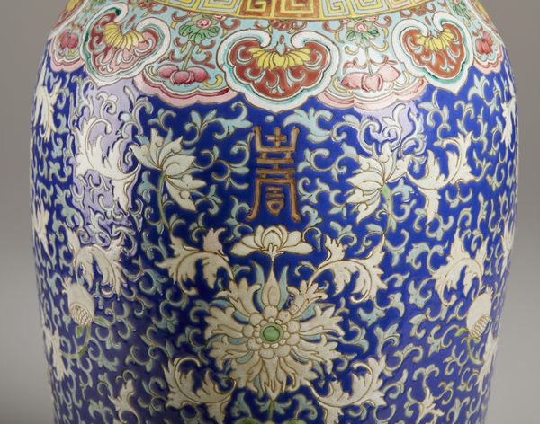 Arte Cinese : Vaso a balaustro famiglia rosa  Cina, dinastia Qing, XIX secolo  - Asta Asta 373 | ARTE ORIENTALE E ISLAMICA - ARTE ORIENALE E WUNDERKAMMER Online - Associazione Nazionale - Case d'Asta italiane