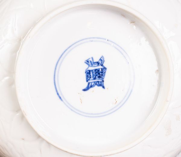 Arte Cinese : Ciotola in porcellana con invetriatura bianca  Cina, dinastia Qing, periodo Kangxi,  XVIII secolo  - Asta Asta 373 | ARTE ORIENTALE E ISLAMICA - ARTE ORIENALE E WUNDERKAMMER Online - Associazione Nazionale - Case d'Asta italiane