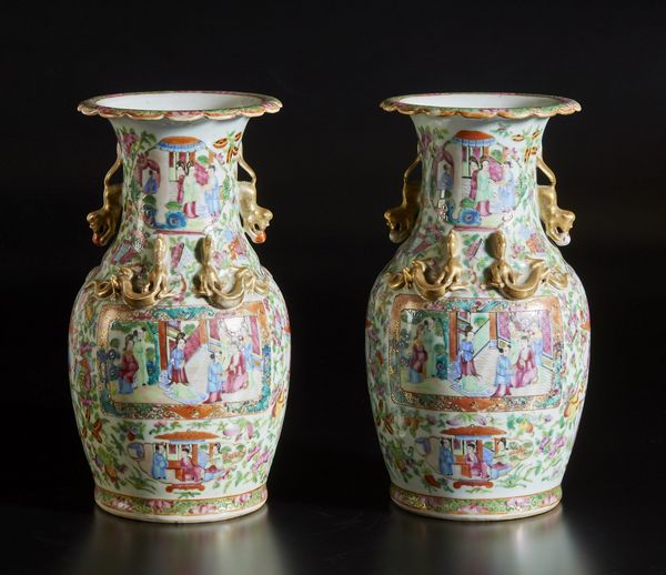 Arte Cinese : Coppia di vasi Canton in porcellana  Cina, dinastia Qing, XIX secolo  - Asta Asta 373 | ARTE ORIENTALE E ISLAMICA - ARTE ORIENALE E WUNDERKAMMER Online - Associazione Nazionale - Case d'Asta italiane