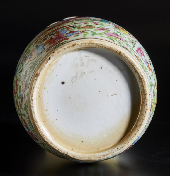 Arte Cinese : Coppia di vasi Canton in porcellana  Cina, dinastia Qing, XIX secolo  - Asta Asta 373 | ARTE ORIENTALE E ISLAMICA - ARTE ORIENALE E WUNDERKAMMER Online - Associazione Nazionale - Case d'Asta italiane