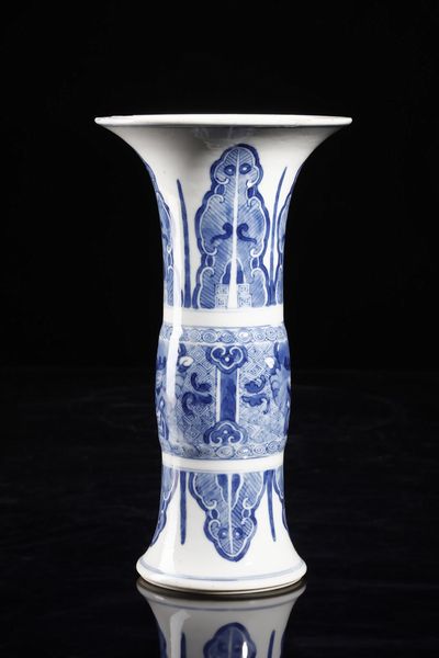 Arte Cinese : Vaso a tromba zun in porcellana bianca e blu  Cina, dinastia Qing, XVIII secolo  - Asta Asta 373 | ARTE ORIENTALE E ISLAMICA - ARTE ORIENALE E WUNDERKAMMER Online - Associazione Nazionale - Case d'Asta italiane
