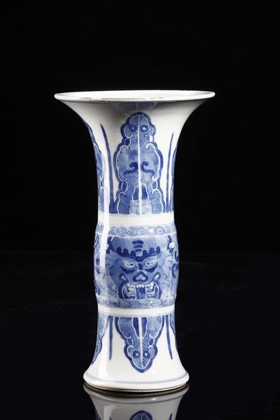 Arte Cinese : Vaso a tromba zun in porcellana bianca e blu  Cina, dinastia Qing, XVIII secolo  - Asta Asta 373 | ARTE ORIENTALE E ISLAMICA - ARTE ORIENALE E WUNDERKAMMER Online - Associazione Nazionale - Case d'Asta italiane