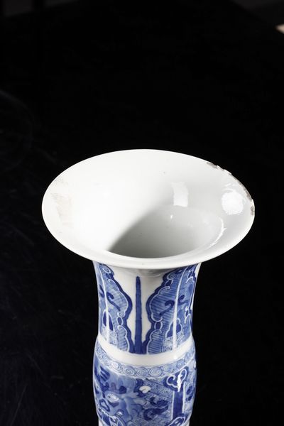 Arte Cinese : Vaso a tromba zun in porcellana bianca e blu  Cina, dinastia Qing, XVIII secolo  - Asta Asta 373 | ARTE ORIENTALE E ISLAMICA - ARTE ORIENALE E WUNDERKAMMER Online - Associazione Nazionale - Case d'Asta italiane