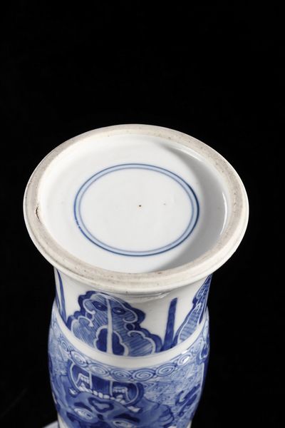 Arte Cinese : Vaso a tromba zun in porcellana bianca e blu  Cina, dinastia Qing, XVIII secolo  - Asta Asta 373 | ARTE ORIENTALE E ISLAMICA - ARTE ORIENALE E WUNDERKAMMER Online - Associazione Nazionale - Case d'Asta italiane