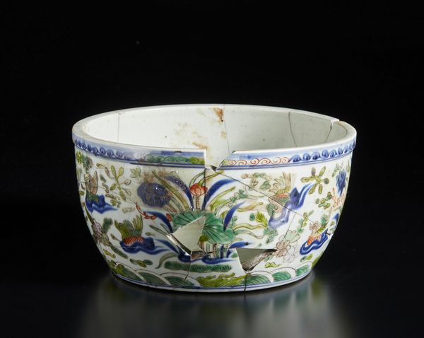Arte Cinese : Vaso ''duck pond'' wucai Cina, dinastia Ming, periodo Wanli  - Asta Asta 373 | ARTE ORIENTALE E ISLAMICA - ARTE ORIENALE E WUNDERKAMMER Online - Associazione Nazionale - Case d'Asta italiane