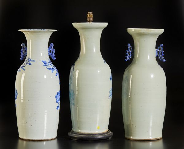 Arte Cinese : Gruppo di tre vasi in porcellana bianco/blu Cina, prima met� XX secolo  - Asta Asta 373 | ARTE ORIENTALE E ISLAMICA - ARTE ORIENALE E WUNDERKAMMER Online - Associazione Nazionale - Case d'Asta italiane