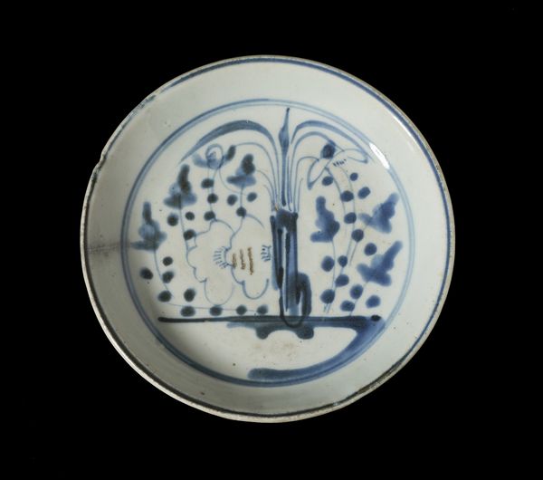 Arte Cinese : Due piatti in porcellana bianco e blu  Cina, XVII secolo  - Asta Asta 373 | ARTE ORIENTALE E ISLAMICA - ARTE ORIENALE E WUNDERKAMMER Online - Associazione Nazionale - Case d'Asta italiane