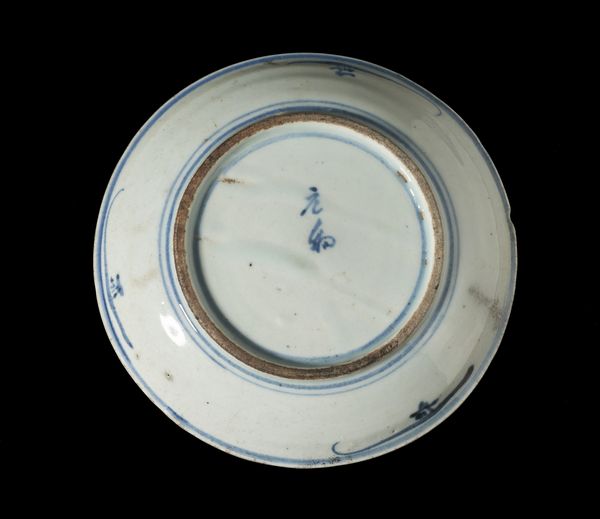 Arte Cinese : Due piatti in porcellana bianco e blu  Cina, XVII secolo  - Asta Asta 373 | ARTE ORIENTALE E ISLAMICA - ARTE ORIENALE E WUNDERKAMMER Online - Associazione Nazionale - Case d'Asta italiane