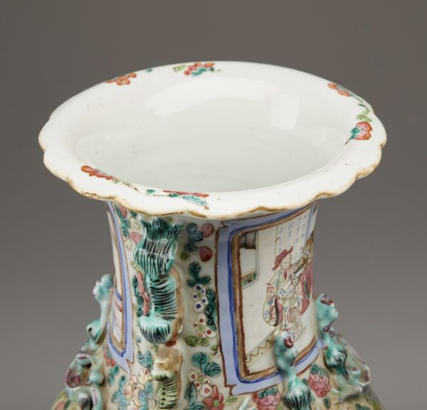 Arte Cinese : Coppia di grandi vasi Canton  Cina, XX secolo  - Asta Asta 373 | ARTE ORIENTALE E ISLAMICA - ARTE ORIENALE E WUNDERKAMMER Online - Associazione Nazionale - Case d'Asta italiane