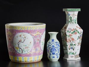 Arte Cinese - Gruppo di tre vasi in porcellana  Cina, prima met XX secolo