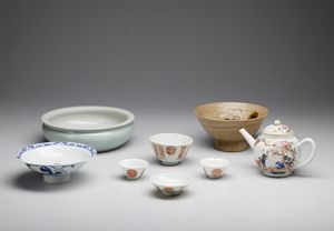 Arte Cinese - Gruppo di otto porcellane  Cina, dinastia Qing, XIX secolo