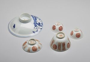 Arte Cinese : Gruppo di otto porcellane  Cina, dinastia Qing, XIX secolo  - Asta Asta 373 | ARTE ORIENTALE E ISLAMICA - ARTE ORIENALE E WUNDERKAMMER Online - Associazione Nazionale - Case d'Asta italiane