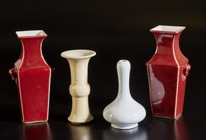 Arte Cinese - Lotto composto da quattro vasi in porcellana  Cina, XIX - XX secolo