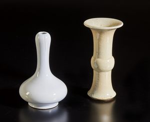 Arte Cinese : Lotto composto da quattro vasi in porcellana  Cina, XIX - XX secolo  - Asta Asta 373 | ARTE ORIENTALE E ISLAMICA - ARTE ORIENALE E WUNDERKAMMER Online - Associazione Nazionale - Case d'Asta italiane