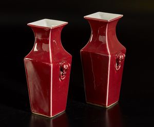 Arte Cinese : Lotto composto da quattro vasi in porcellana  Cina, XIX - XX secolo  - Asta Asta 373 | ARTE ORIENTALE E ISLAMICA - ARTE ORIENALE E WUNDERKAMMER Online - Associazione Nazionale - Case d'Asta italiane