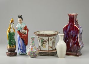 Arte Cinese - Lotto composto da sei porcellane policrome  Cina, dinastia Qing, XIX secolo