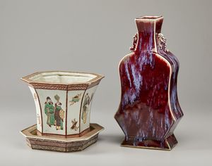 Arte Cinese : Lotto composto da sei porcellane policrome  Cina, dinastia Qing, XIX secolo  - Asta Asta 373 | ARTE ORIENTALE E ISLAMICA - ARTE ORIENALE E WUNDERKAMMER Online - Associazione Nazionale - Case d'Asta italiane