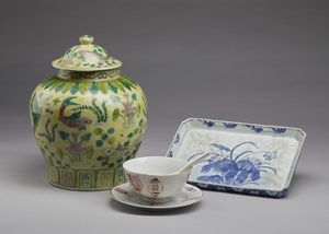 Arte Cinese - Lotto composto da tre oggetti in porcellana  Cina, XIX-XX secolo