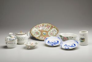 Arte Cinese - Lotto composto da otto manufatti in porcellana Cina, dinastia Qing, XVIII-XIX secolo