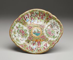 Arte Cinese : Lotto composto da otto manufatti in porcellana Cina, dinastia Qing, XVIII-XIX secolo  - Asta Asta 373 | ARTE ORIENTALE E ISLAMICA - ARTE ORIENALE E WUNDERKAMMER Online - Associazione Nazionale - Case d'Asta italiane