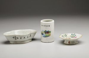 Arte Cinese : Lotto composto da otto manufatti in porcellana Cina, dinastia Qing, XVIII-XIX secolo  - Asta Asta 373 | ARTE ORIENTALE E ISLAMICA - ARTE ORIENALE E WUNDERKAMMER Online - Associazione Nazionale - Case d'Asta italiane