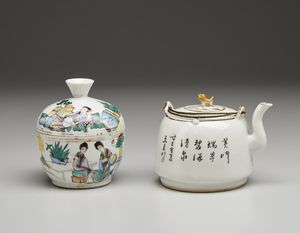 Arte Cinese : Lotto composto da otto manufatti in porcellana Cina, dinastia Qing, XVIII-XIX secolo  - Asta Asta 373 | ARTE ORIENTALE E ISLAMICA - ARTE ORIENALE E WUNDERKAMMER Online - Associazione Nazionale - Case d'Asta italiane