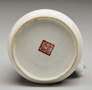 Arte Cinese : Lotto composto da otto manufatti in porcellana Cina, dinastia Qing, XVIII-XIX secolo  - Asta Asta 373 | ARTE ORIENTALE E ISLAMICA - ARTE ORIENALE E WUNDERKAMMER Online - Associazione Nazionale - Case d'Asta italiane