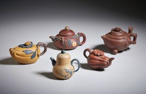 Arte Cinese : Gruppo di cinque teiere Yixing in terracotta Cina, inizio XX secolo  - Asta Asta 373 | ARTE ORIENTALE E ISLAMICA - ARTE ORIENALE E WUNDERKAMMER Online - Associazione Nazionale - Case d'Asta italiane