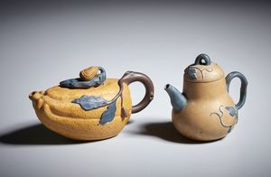 Arte Cinese : Gruppo di cinque teiere Yixing in terracotta Cina, inizio XX secolo  - Asta Asta 373 | ARTE ORIENTALE E ISLAMICA - ARTE ORIENALE E WUNDERKAMMER Online - Associazione Nazionale - Case d'Asta italiane