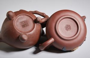 Arte Cinese : Gruppo di cinque teiere Yixing in terracotta Cina, inizio XX secolo  - Asta Asta 373 | ARTE ORIENTALE E ISLAMICA - ARTE ORIENALE E WUNDERKAMMER Online - Associazione Nazionale - Case d'Asta italiane