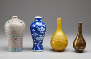 Arte Cinese : Lotto composto da sette manufatti in porcellana  Cina, XIX-XX secolo  - Asta Asta 373 | ARTE ORIENTALE E ISLAMICA - ARTE ORIENALE E WUNDERKAMMER Online - Associazione Nazionale - Case d'Asta italiane