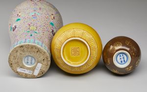 Arte Cinese : Lotto composto da sette manufatti in porcellana  Cina, XIX-XX secolo  - Asta Asta 373 | ARTE ORIENTALE E ISLAMICA - ARTE ORIENALE E WUNDERKAMMER Online - Associazione Nazionale - Case d'Asta italiane