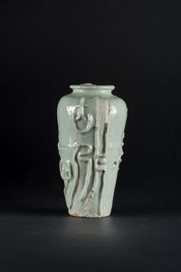 Arte Cinese : Vaso celadon in terracotta stampata e ricoperta di invetriatura turchese Cina, dinastia Yuan o Ming  - Asta Asta 373 | ARTE ORIENTALE E ISLAMICA - ARTE ORIENALE E WUNDERKAMMER Online - Associazione Nazionale - Case d'Asta italiane