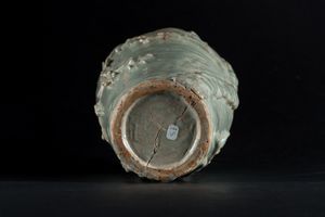 Arte Cinese : Vaso celadon in terracotta stampata e ricoperta di invetriatura turchese Cina, dinastia Yuan o Ming  - Asta Asta 373 | ARTE ORIENTALE E ISLAMICA - ARTE ORIENALE E WUNDERKAMMER Online - Associazione Nazionale - Case d'Asta italiane