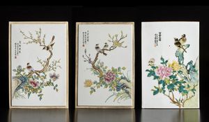 Arte Cinese - Gruppo di tre placche in porcellana famiglia rosa Cina, inizio XX secolo