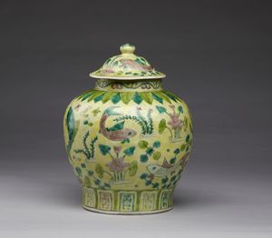 Arte Cinese : Lotto composto da tre oggetti in porcellana  Cina, XIX-XX secolo  - Asta Asta 373 | ARTE ORIENTALE E ISLAMICA - ARTE ORIENALE E WUNDERKAMMER Online - Associazione Nazionale - Case d'Asta italiane