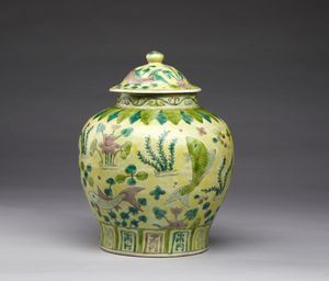 Arte Cinese : Lotto composto da tre oggetti in porcellana  Cina, XIX-XX secolo  - Asta Asta 373 | ARTE ORIENTALE E ISLAMICA - ARTE ORIENALE E WUNDERKAMMER Online - Associazione Nazionale - Case d'Asta italiane