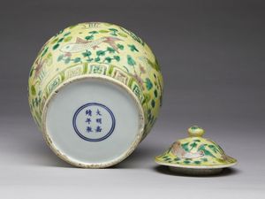 Arte Cinese : Lotto composto da tre oggetti in porcellana  Cina, XIX-XX secolo  - Asta Asta 373 | ARTE ORIENTALE E ISLAMICA - ARTE ORIENALE E WUNDERKAMMER Online - Associazione Nazionale - Case d'Asta italiane