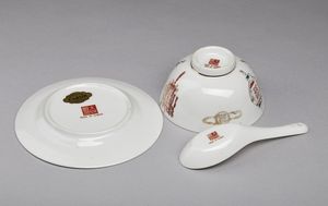 Arte Cinese : Lotto composto da tre oggetti in porcellana  Cina, XIX-XX secolo  - Asta Asta 373 | ARTE ORIENTALE E ISLAMICA - ARTE ORIENALE E WUNDERKAMMER Online - Associazione Nazionale - Case d'Asta italiane