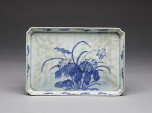 Arte Cinese : Lotto composto da tre oggetti in porcellana  Cina, XIX-XX secolo  - Asta Asta 373 | ARTE ORIENTALE E ISLAMICA - ARTE ORIENALE E WUNDERKAMMER Online - Associazione Nazionale - Case d'Asta italiane