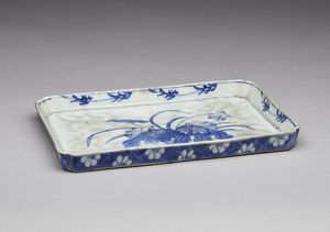 Arte Cinese : Lotto composto da tre oggetti in porcellana  Cina, XIX-XX secolo  - Asta Asta 373 | ARTE ORIENTALE E ISLAMICA - ARTE ORIENALE E WUNDERKAMMER Online - Associazione Nazionale - Case d'Asta italiane